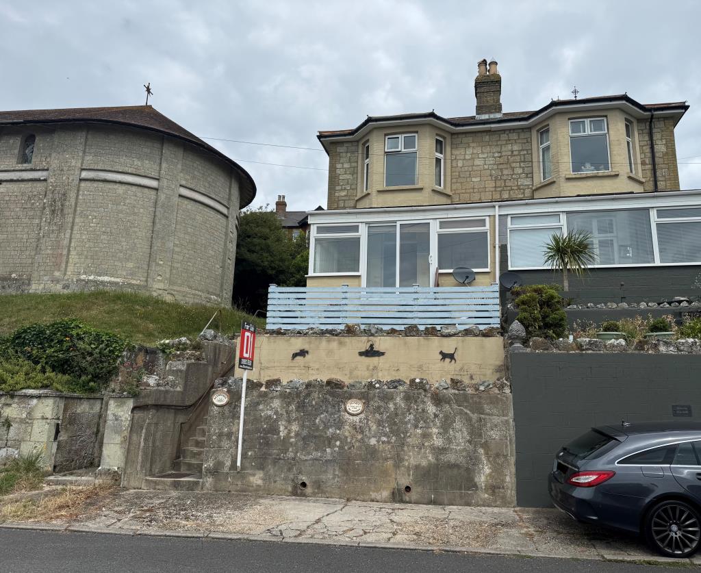 Lot: 101 - SEMI-DETACHED HOUSE FOR IMPROVEMENT WITH SEA VIEWS - Looking Up at the Front Elevation